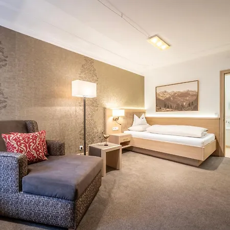 ホテル Alpenhotel Ischglerhof イシュグル