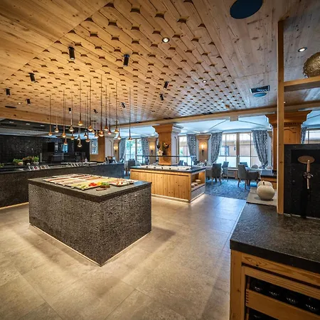 ホテル Alpenhotel Ischglerhof イシュグル